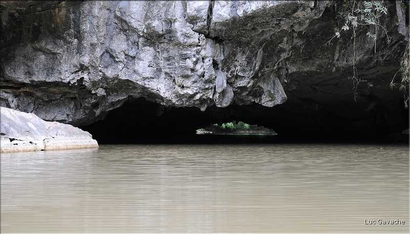 La baie d'Halong terrestre est parsemée de pitons calcaires, de grottes, de rizières, de scènes de vie, etc... (11)