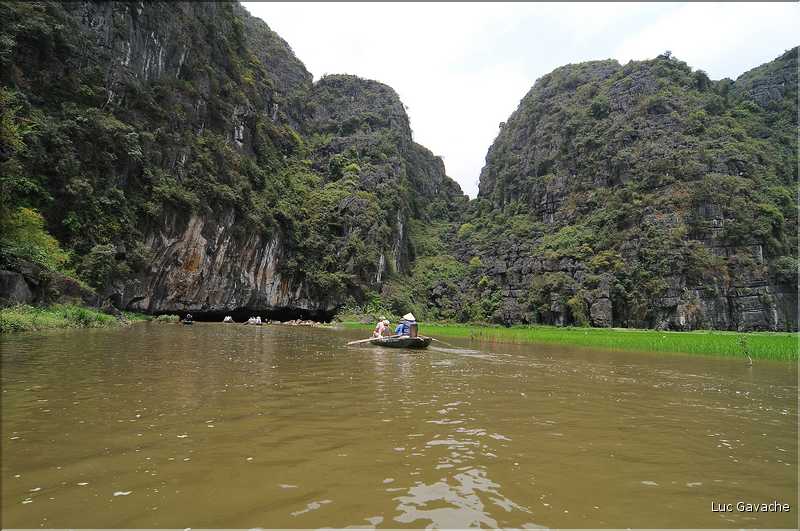 La baie d'Halong terrestre est parsemée de pitons calcaires, de grottes, de rizières, de scènes de vie, etc... (23)