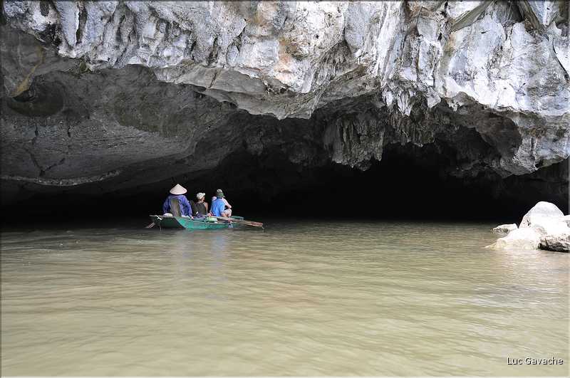 La baie d'Halong terrestre est parsemée de pitons calcaires, de grottes, de rizières, de scènes de vie, etc... (24)