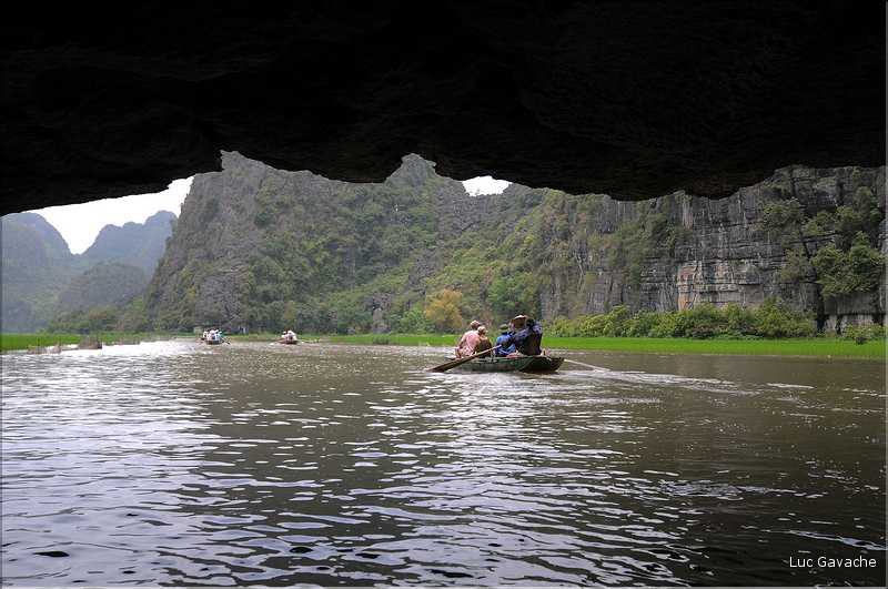 La baie d'Halong terrestre est parsemée de pitons calcaires, de grottes, de rizières, de scènes de vie, etc... (27)