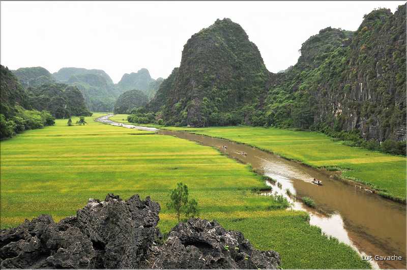 La baie d'Halong terrestre est parsemée de pitons calcaires, de grottes, de rizières, de scènes de vie, etc... (29)