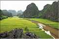 La baie d'Halong terrestre est parsemée de pitons calcaires, de grottes, de rizières, de scènes de vie, etc... (29)