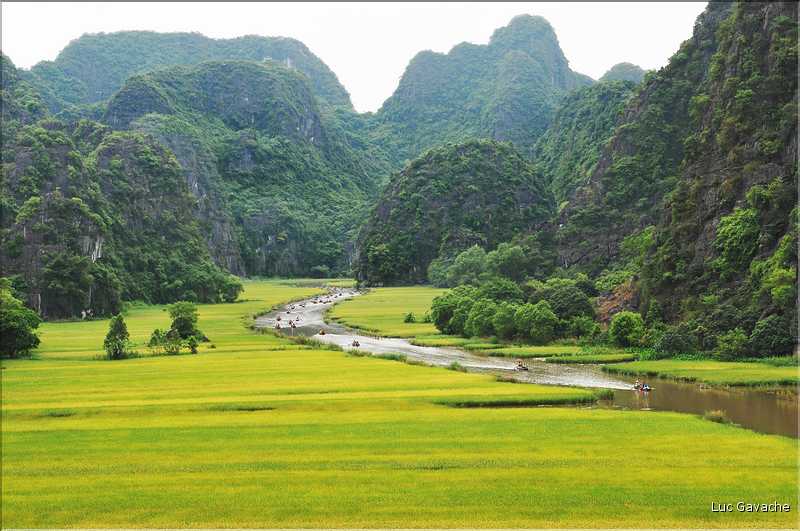La baie d'Halong terrestre est parsemée de pitons calcaires, de grottes, de rizières, de scènes de vie, etc... (30)