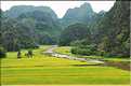 La baie d'Halong terrestre est parsemée de pitons calcaires, de grottes, de rizières, de scènes de vie, etc... (30)