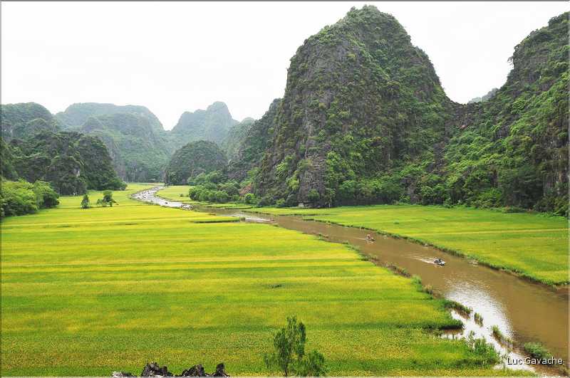 La baie d'Halong terrestre est parsemée de pitons calcaires, de grottes, de rizières, de scènes de vie, etc... (32)