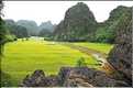 La baie d'Halong terrestre est parsemée de pitons calcaires, de grottes, de rizières, de scènes de vie, etc... (33)