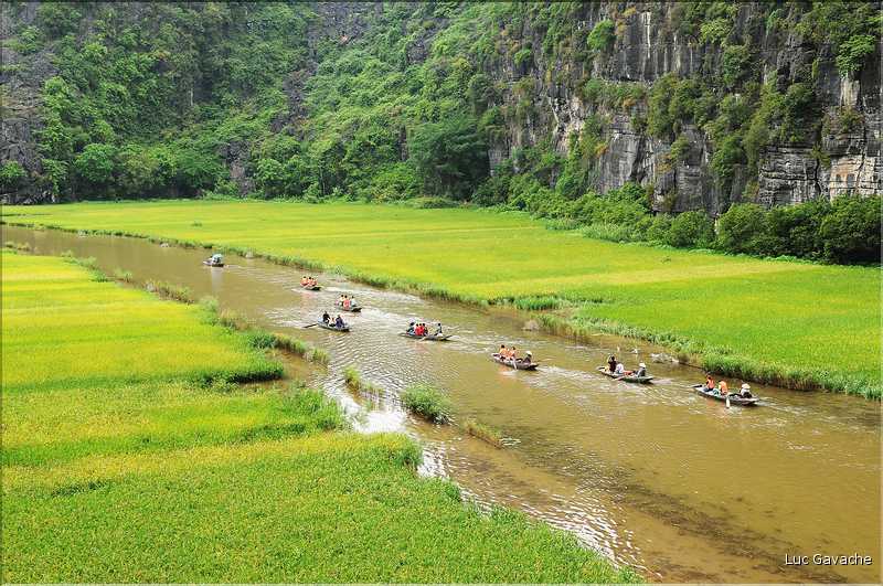La baie d'Halong terrestre est parsemée de pitons calcaires, de grottes, de rizières, de scènes de vie, etc... (37)
