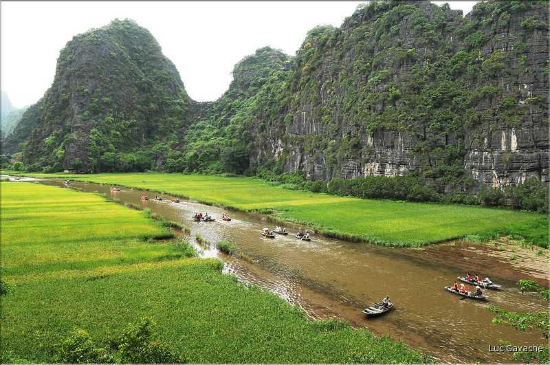 La baie d'Halong terrestre est parsemée de pitons calcaires, de grottes, de rizières, de scènes de vie, etc... (39)