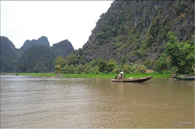 La baie d'Halong terrestre est parsemée de pitons calcaires, de grottes, de rizières, de scènes de vie, etc... (46)