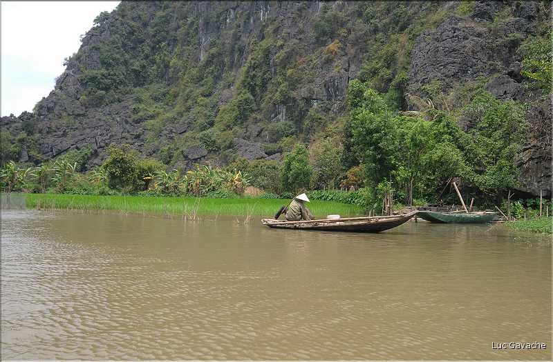 La baie d'Halong terrestre est parsemée de pitons calcaires, de grottes, de rizières, de scènes de vie, etc... (47)