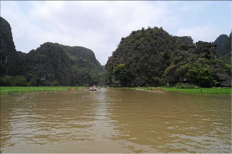 La baie d'Halong terrestre est parsemée de pitons calcaires, de grottes, de rizières, de scènes de vie, etc... (53)
