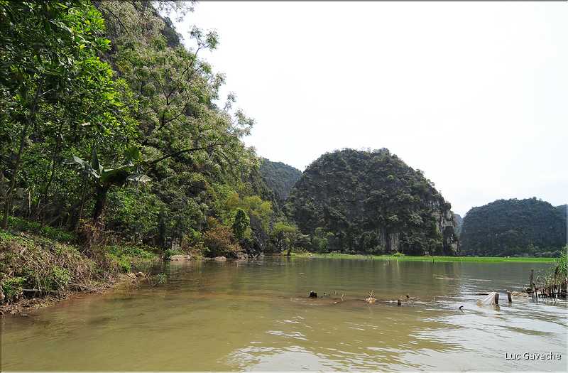La baie d'Halong terrestre est parsemée de pitons calcaires, de grottes, de rizières, de scènes de vie, etc... (56)