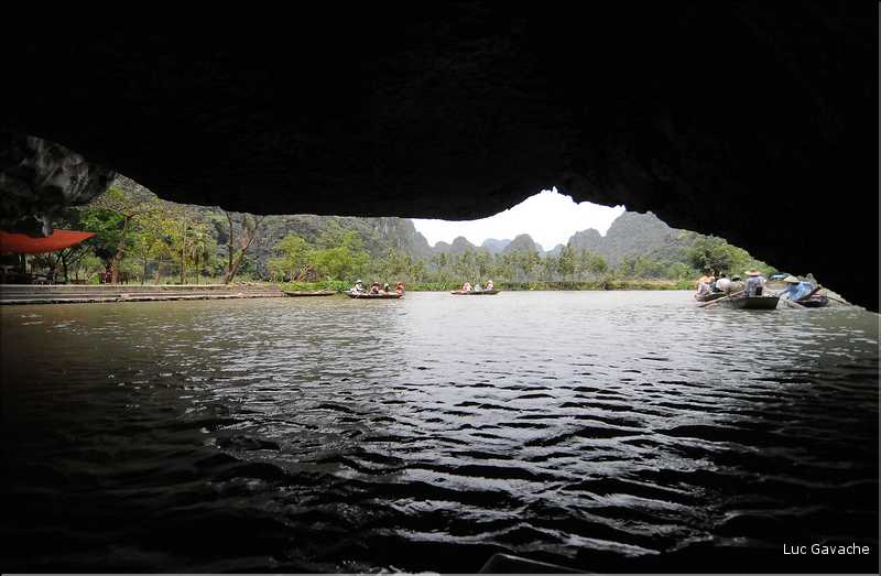 La baie d'Halong terrestre est parsemée de pitons calcaires, de grottes, de rizières, de scènes de vie, etc... (60)