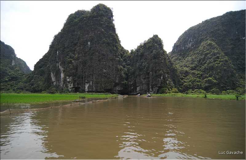 La baie d'Halong terrestre est parsemée de pitons calcaires, de grottes, de rizières, de scènes de vie, etc... (62)