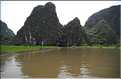 La baie d'Halong terrestre est parsemée de pitons calcaires, de grottes, de rizières, de scènes de vie, etc... (62)