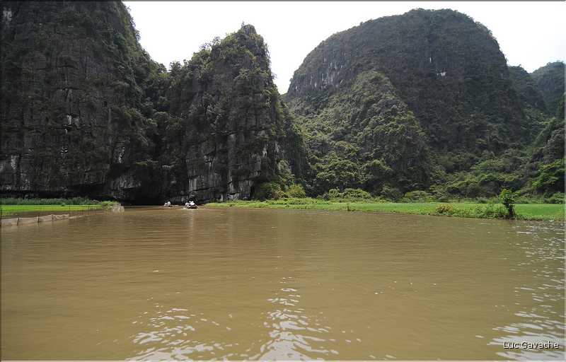 La baie d'Halong terrestre est parsemée de pitons calcaires, de grottes, de rizières, de scènes de vie, etc... (63)