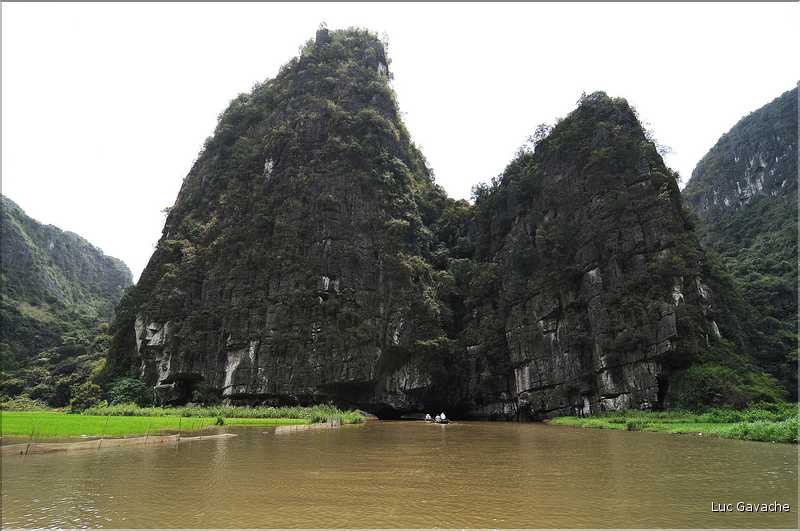 La baie d'Halong terrestre est parsemée de pitons calcaires, de grottes, de rizières, de scènes de vie, etc... (64)