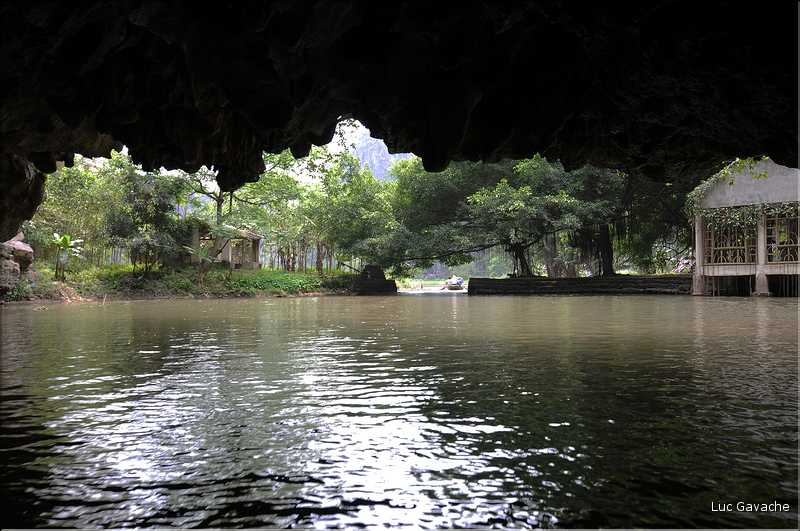 La baie d'Halong terrestre est parsemée de pitons calcaires, de grottes, de rizières, de scènes de vie, etc... (65)