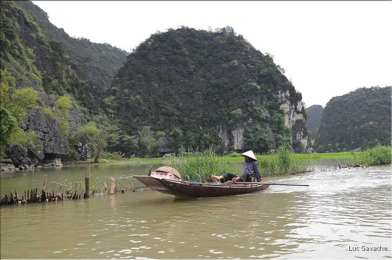 La baie d'Halong terrestre est parsemée de pitons calcaires, de grottes, de rizières, de scènes de vie, etc... (67)