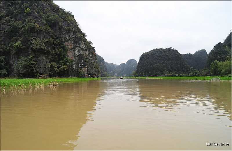 La baie d'Halong terrestre est parsemée de pitons calcaires, de grottes, de rizières, de scènes de vie, etc... (71)