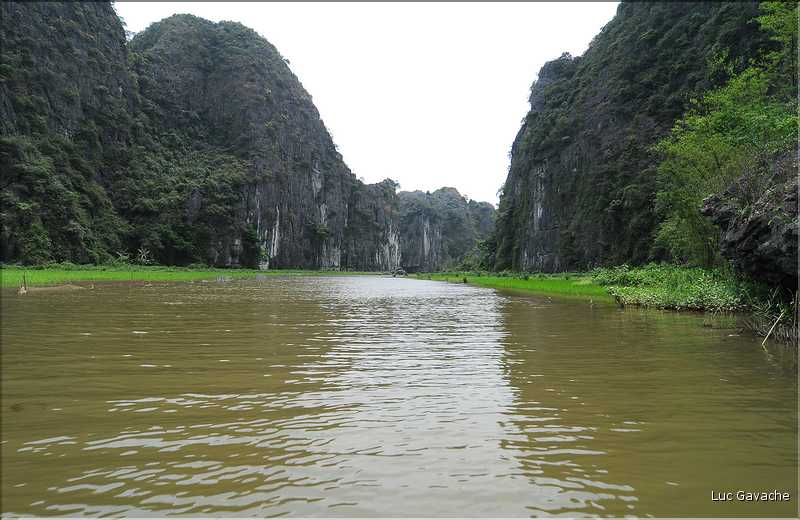 La baie d'Halong terrestre est parsemée de pitons calcaires, de grottes, de rizières, de scènes de vie, etc... (75)