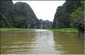 La baie d'Halong terrestre est parsemée de pitons calcaires, de grottes, de rizières, de scènes de vie, etc... (75)