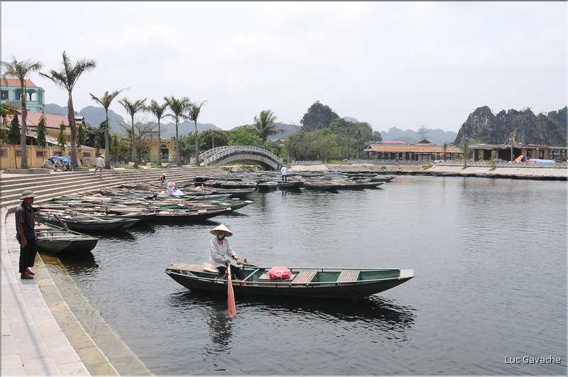La baie d'Halong terrestre est parsemée de pitons calcaires, de grottes, de rizières, de scènes de vie, etc... (82)