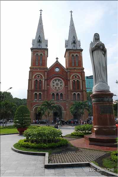 La cathédrale Notre-Dame a été contruite par les Français entre 1877 et 1883. (1)