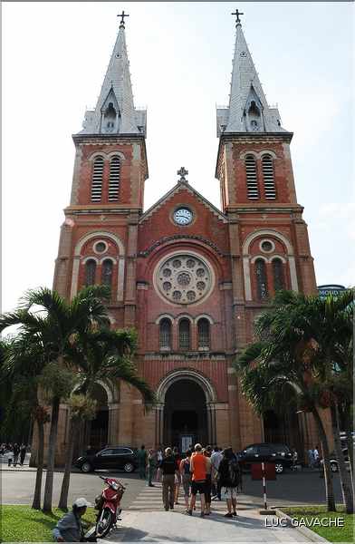 La cathédrale Notre-Dame a été contruite par les Français entre 1877 et 1883. (2)