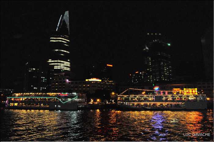 Hoi Chi Minh ville et la riviére Sagon en nocturne. (1)